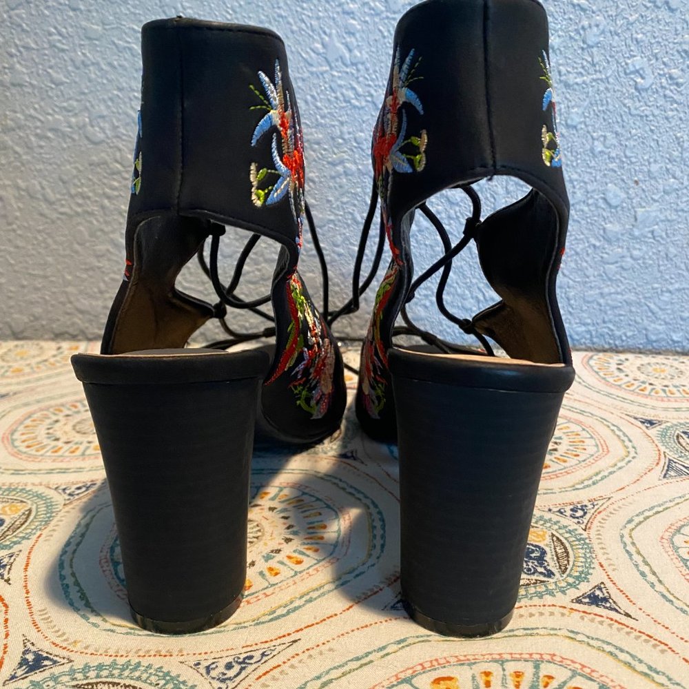 Women's Sz 11 Floral Embroidered Lace Up Peep Toe Heels - Picture 5 of 5